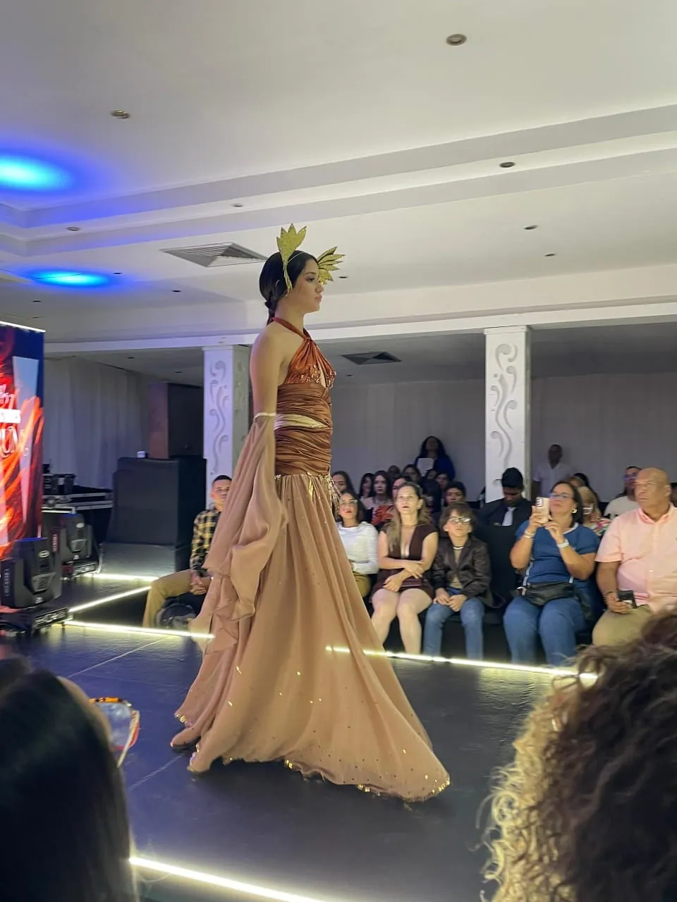 Vestido terracota con corona de laurel de la colección Cielos Griegos