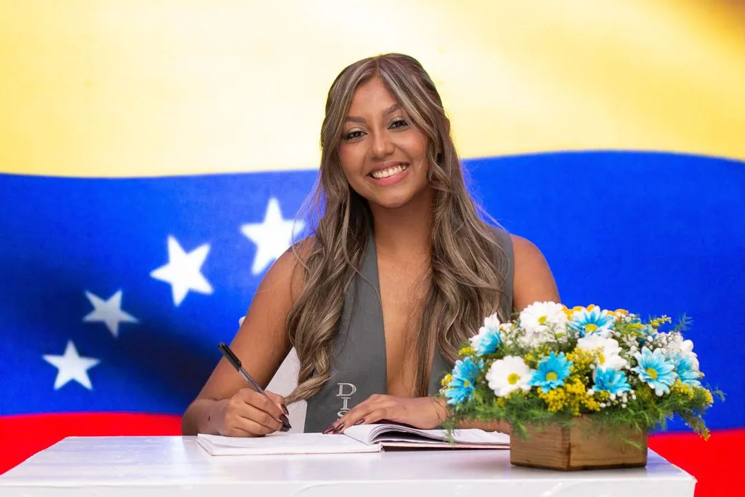 Clarisa Medina firmando el acta de graduación