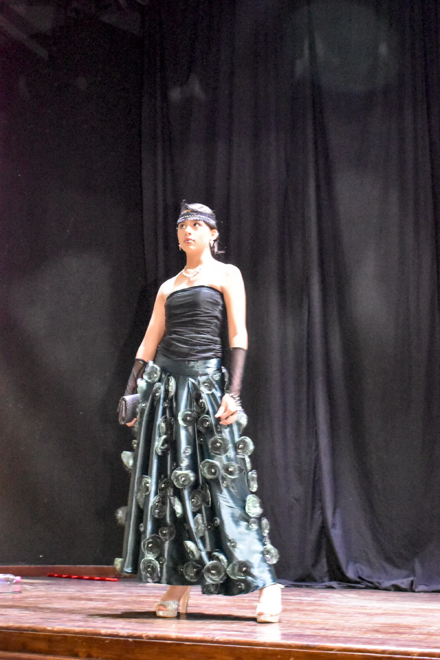 Traje de gala de tafetán verde con rosas tridimensionales