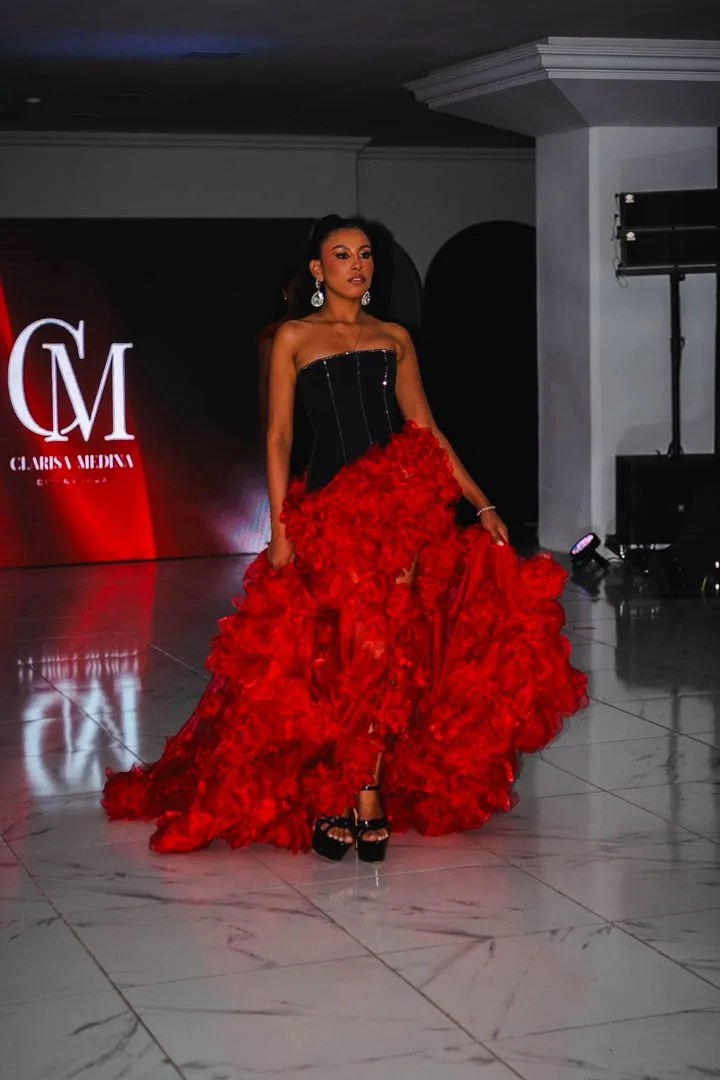 Corsé negro y cascada de volantes rojos — colección Sangre en la Memoria